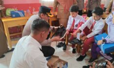 Polres Kerinci Salurkan Sepatu untuk Siswa SD Sungai Penuh