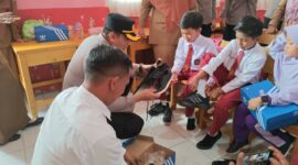 Polres Kerinci menyalurkan 22 pasang sepatu kepada siswa SDN 023/11 Sungai Penuh sebagai bentuk kepedulian untuk mendukung semangat belajar dan dunia pendidikan.