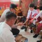 Polres Kerinci menyalurkan 22 pasang sepatu kepada siswa SDN 023/11 Sungai Penuh sebagai bentuk kepedulian untuk mendukung semangat belajar dan dunia pendidikan.