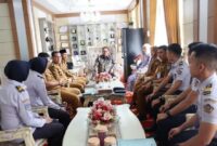 Wako Alfin menerima audiensi 13 taruna STTD asal Kota Sungai Penuh. Enam taruna siap lulus pada September 2026 dan berkomitmen mengabdi sebagai ASN.