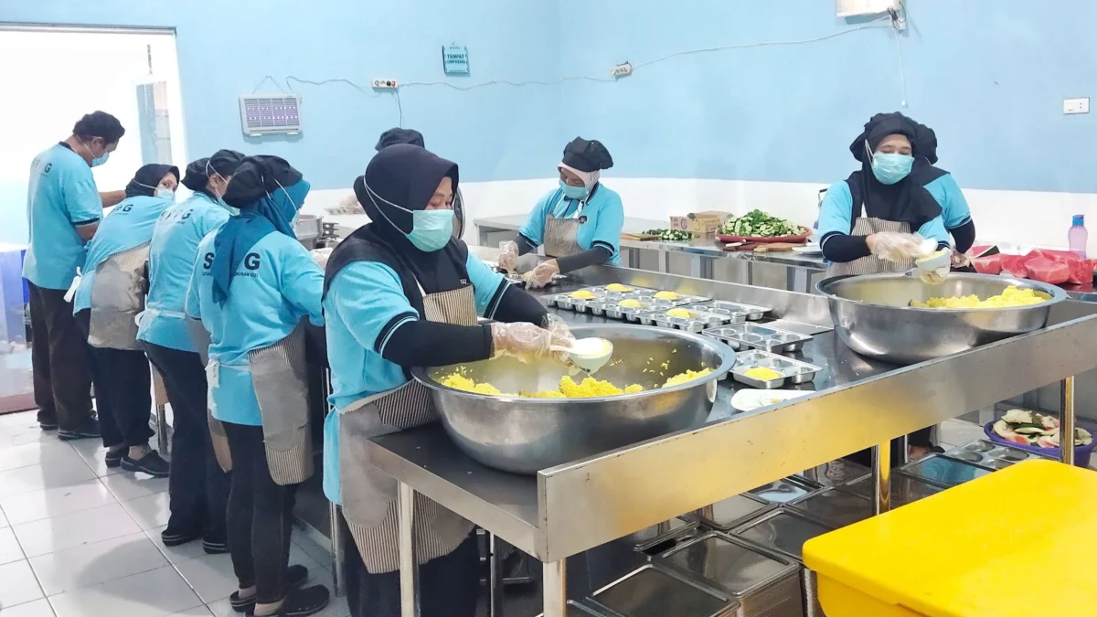 BGN menutup sementara 1.999 dapur SPPG penyedia MBG karena belum mendaftarkan SLHS. Simak alasan dan sebarannya di berbagai wilayah.