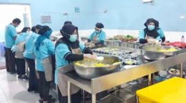 BGN menutup sementara 1.999 dapur SPPG penyedia MBG karena belum mendaftarkan SLHS. Simak alasan dan sebarannya di berbagai wilayah.