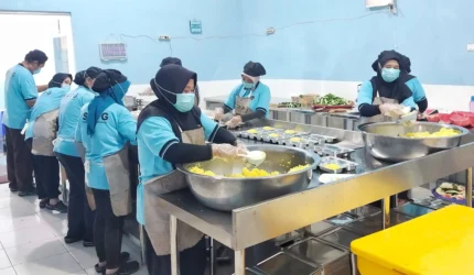 Sejumlah relawan di dapur SPPG Akil Ali saat menyiapkan menu makanan MBG (Foto: Arif/RRI)