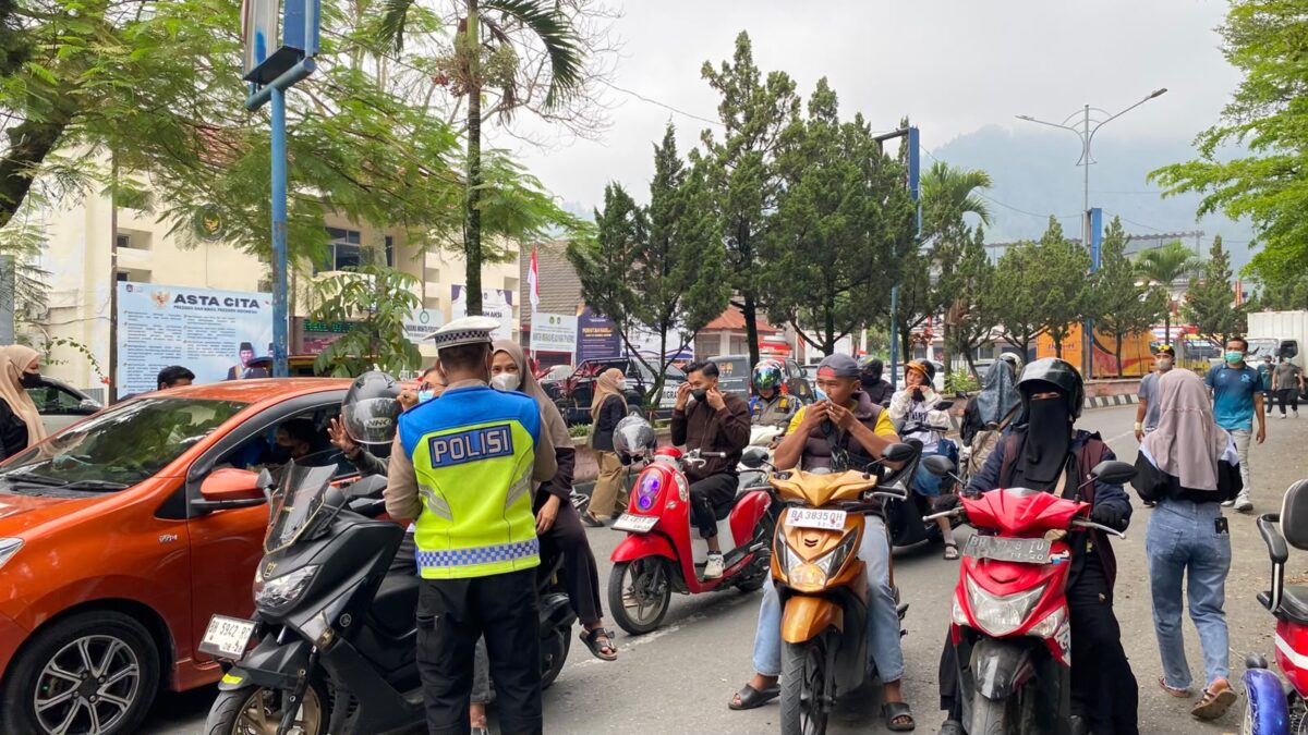 RRI Sungai Penuh, SMSI, dan Satlantas Polres Kerinci membagikan 10 ribu masker kepada masyarakat di tengah kabut asap.