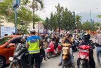 RRI Sungai Penuh, SMSI, dan Satlantas Polres Kerinci membagikan 10 ribu masker kepada masyarakat di tengah kabut asap.