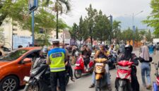 RRI Sungai Penuh, SMSI, dan Satlantas Polres Kerinci membagikan 10 ribu masker kepada masyarakat di tengah kabut asap.