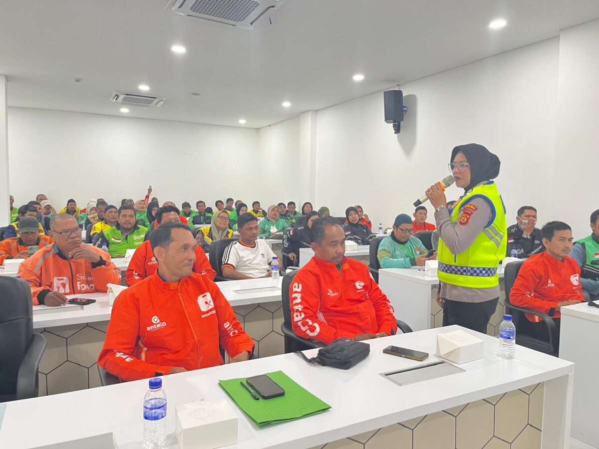Polantas Karib Ditlantas Polda Jambi bersama komunitas Ojol dan Opang memperkuat edukasi safety riding untuk mencegah kecelakaan lalu lintas.