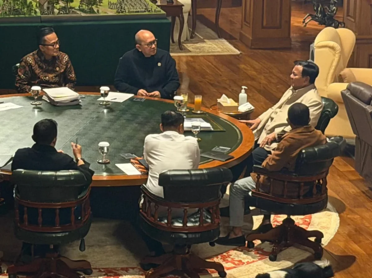 CEO Badan Pengelola Investasi (BPI) Danantara , Rosan Roeslani (kanan) mengikuti ratas yang dipimpin Presiden Prabowo Subianto di Hambalang, Jawa Barat, Sabtu, 5 September 2026. (Foto: Sekretariat Presiden) * RRI