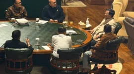 CEO Badan Pengelola Investasi (BPI) Danantara , Rosan Roeslani (kanan) mengikuti ratas yang dipimpin Presiden Prabowo Subianto di Hambalang, Jawa Barat, Sabtu, 5 September 2026. (Foto: Sekretariat Presiden) * RRI