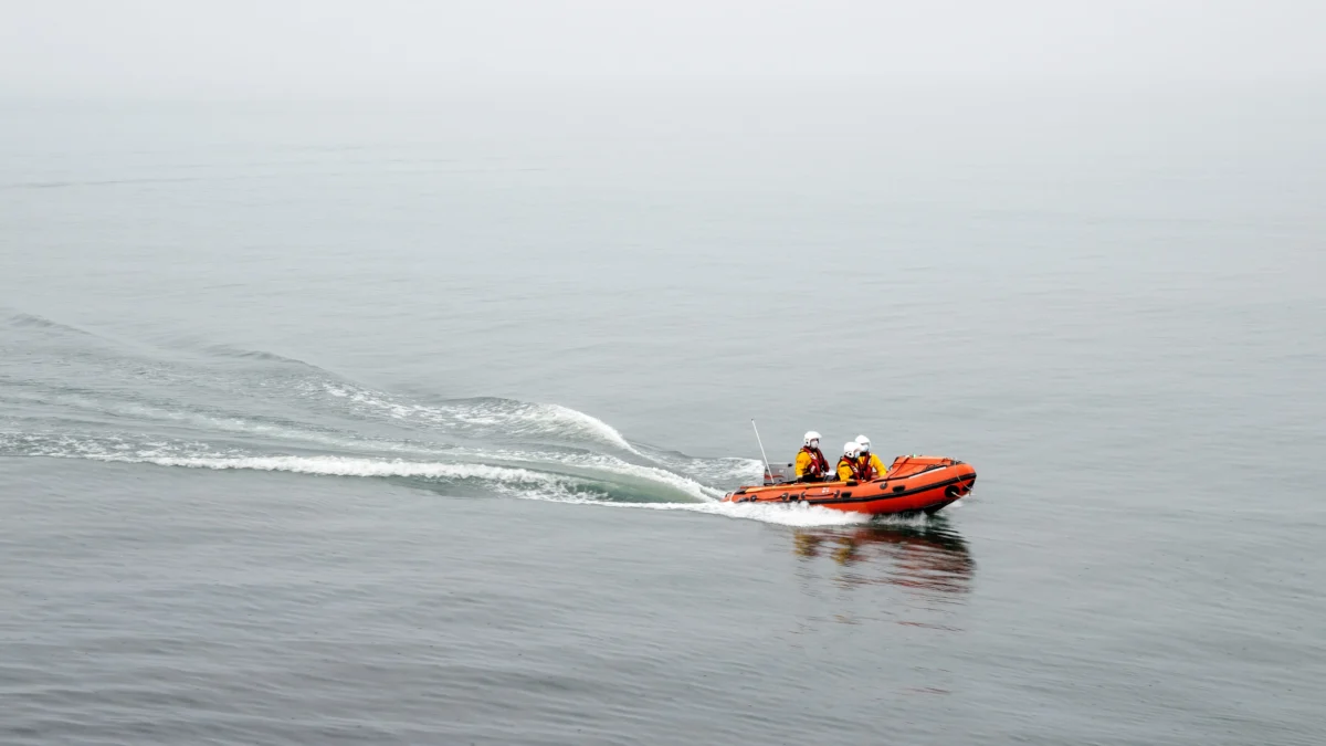 Speedboat membawa delapan orang hilang kontak di sekitar Gunung Anak Krakatau. Tim SAR mengerahkan empat kapal untuk melakukan pencarian.