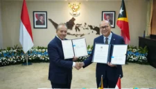 Menteri Investasi dan Hilirisasi/Kepala BKPM, Rosan Perkasa Roeslani (kanan), bersama Wakil Perdana Menteri Timor Leste, Francisco Kalbuadi Lay (kiri), saat penandatanganan Bilateral Investment Treaty (BIT) di Jakarta, Kamis, 15 Oktober 2026. (Foto: Humas BKPM)