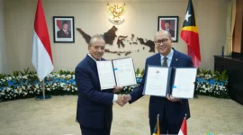 Menteri Investasi dan Hilirisasi/Kepala BKPM, Rosan Perkasa Roeslani (kanan), bersama Wakil Perdana Menteri Timor Leste, Francisco Kalbuadi Lay (kiri), saat penandatanganan Bilateral Investment Treaty (BIT) di Jakarta, Kamis, 15 Oktober 2026. (Foto: Humas BKPM)
